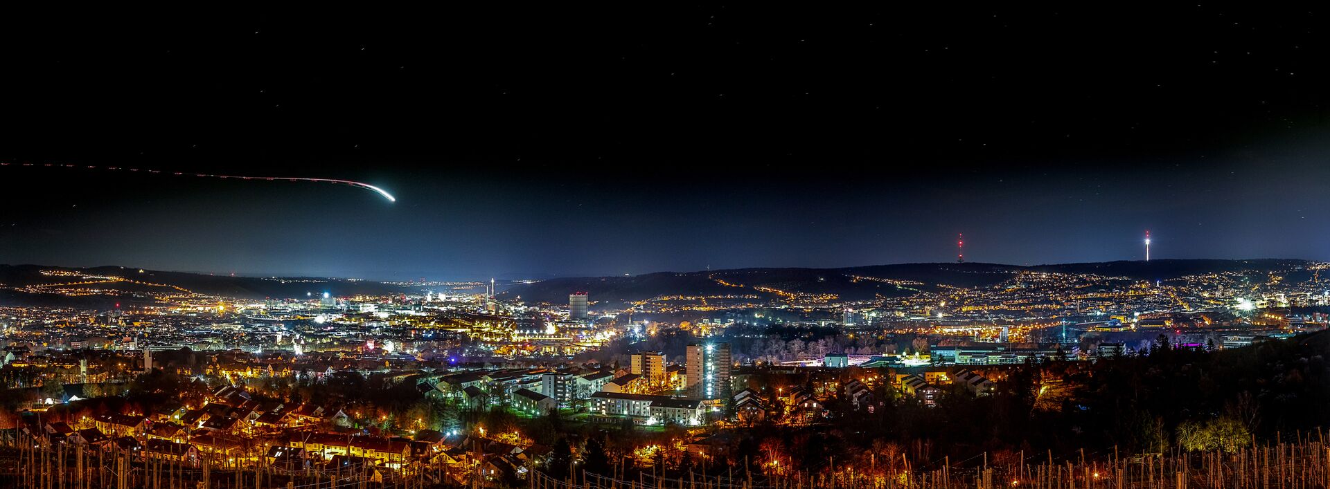 Der Kontrast zwischen dem dunklen Nachthimmel und den hellen Lichtern von Stuttgart im nächtlichen Panorama. Symbolisch für die Sichtbarkeit im Web durch gutes Webdesign und SEO.