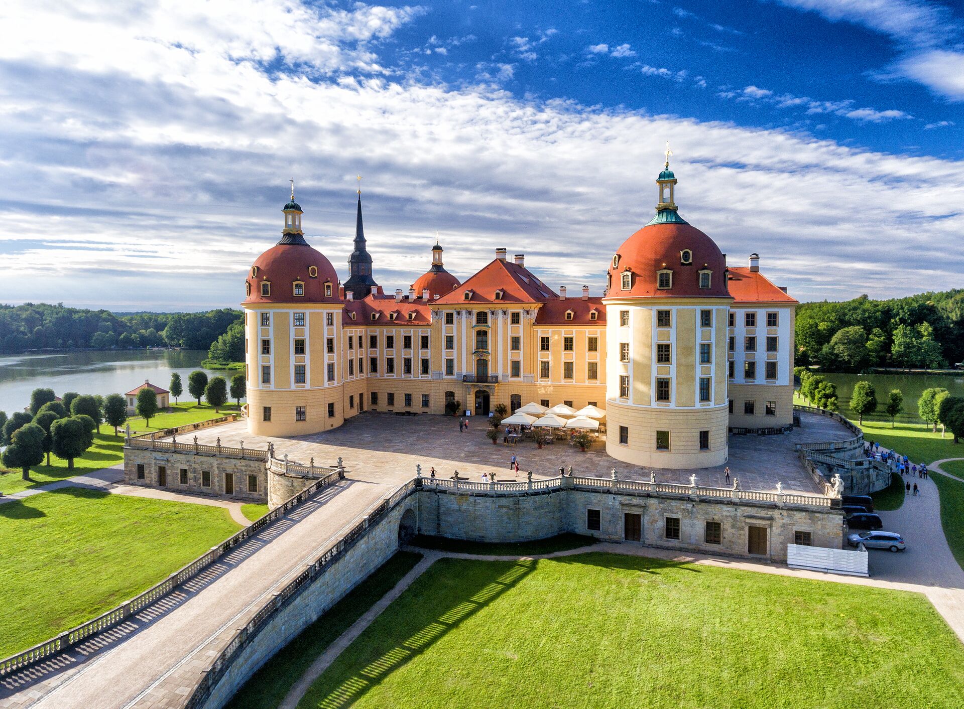 Drohnenaufnahme im Sommer vom Schloss Moritzburg